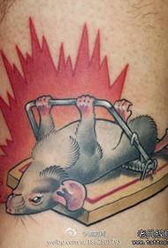 un patrón clásico alternativo de tatuaxe de rato