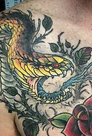 una serie di intestini di tatuaggi serpente spaventoso
