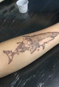 ເດັກຍິງແຂນໃສ່ອົງປະກອບເລຂາຄະນິດສີຂີ້ເຖົ່າສີ ດຳ ທີ່ສ້າງສັນຮູບສັດ tattoo ສັດ Shark