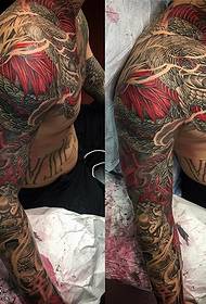 rame veliki uzorak tetovaža s pitonom