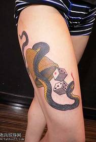 Patrón de tatuaje de serpiente súper linda con patas