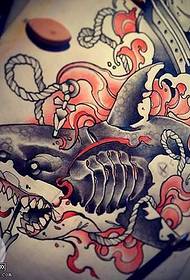 modèle de tatouage de requin manuscrit