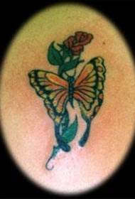 Vörös rózsa és a császár pillangó tetoválás minta