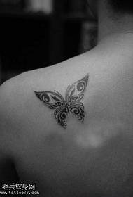 肩に絶妙な蝶のトーテムタトゥーパターン
