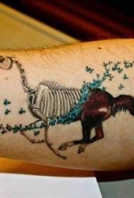 Arm persoonlijkheid half paard half skelet tattoo patroon