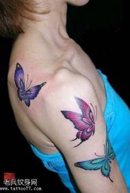 Prachtige vlindertattoo op de schouder