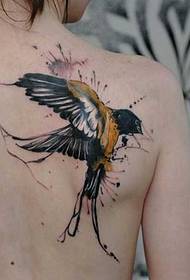 Татуировка с ласточкой на плече