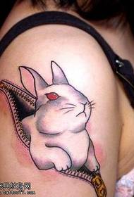 zíper ombro padrão de tatuagem de coelho de olhos vermelhos