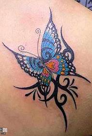 Padrão de tatuagem de borboleta no ombro