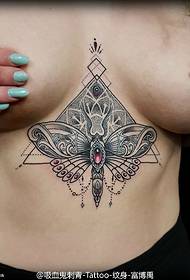 skaists tauriņa tetovējums uz krūtīm