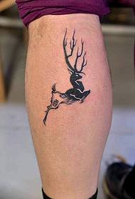 Un cervo lixeiro chega á tatuaxe