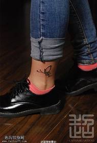 Polohovacie motýľové tetovanie na členku