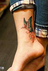 Patrón de tatuaje de mariposa de pie