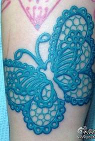 Puikiai graži nėrinių drugelio tatuiruotė