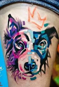 patrón de tatuaje de perro graffiti en el muslo