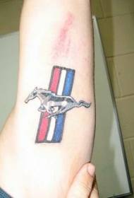 Símbolo colorido del brazo con patrón de tatuaje de caballo