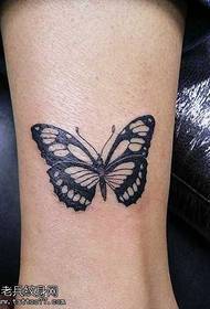 Bacak kişiliği kelebek dövme deseni