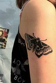 Wzór tatuażu motyl osobowość ramienia
