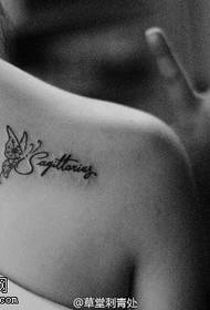 Leptir uzorak tetovaže na ramenu