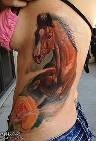 Лепа ружичаста ружа коња илустрација тетоважа узорак