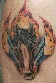 Skulderfarge flammehest tatoveringsmønster