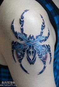 Patrón de tatuaje de tótem de araña azul de brazo
