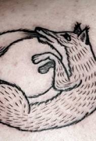 Chłopcy z tyłu na ramieniu czarna prosta linia obraz małego lisa z tatuażem