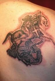 Un xinete de cabalo marrón mata un patrón de tatuaxe de serpe