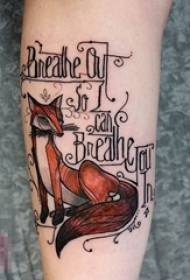 女孩畫在水彩創意狐狸紋身圖片的手臂上