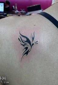 Lepa tetovaža metuljev na rami