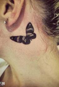 首の蝶のタトゥーパターン