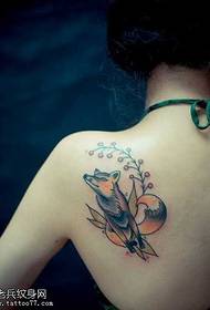 Красиво виглядає татуювання лисиці на плечі