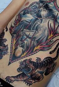 Bröstmålat häst tatueringsmönster
