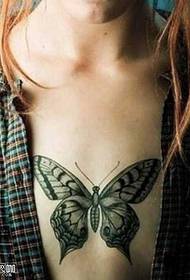 Krūtinės drugelio tatuiruotės modelis