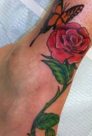 Ankel sommerfugl og tatoveringsmønster med rød rose