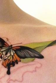 Farfalla clavicola con motivo tatuaggio foglia verde