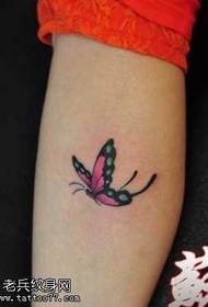 Magagandang pattern ng tattoo ng butterfly sa mga binti