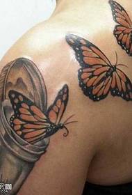 Na ramenu vzorec tatoo metuljev