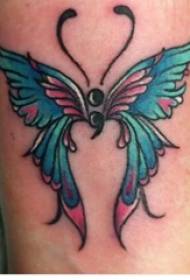 Рука девушки нарисовала акварельный эскиз креативным литературным рисунком татуировки в виде бабочки