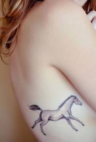 Musta poni kylkiluun tatuointikuvio