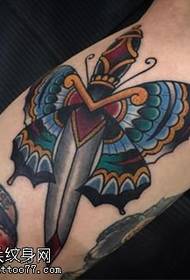 Padrão de tatuagem de borboleta tatuada na perna