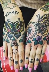 Butterfly blomme tattoo patroon aan die agterkant van die hand