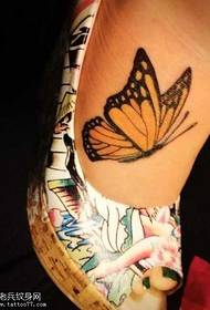 Beau tatouage de papillon sur les pieds