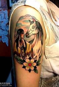 Wzór tatuażu moda przystojny koń ramię