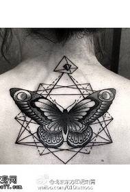 Patrón de tatuaje de mariposa de elemento geométrico posterior