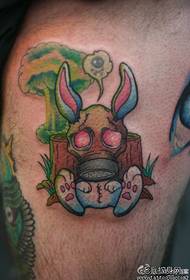 Alternatif bir sevimli maskeli tavşan dövme deseni
