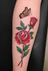 Meitenes roka apgleznota uz gradienta vienkāršas līnijas tauriņa un zieda tetovējuma attēla