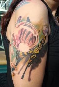 Realističen vzorec tatoo velik metulj in rosa