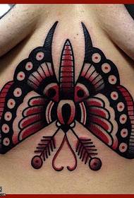 Patrón de tatuaxe de bolboreta no peito