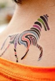 Meitenes kaklā krāsotas akvareļu līnijas radošu dzīvnieku zirgu tetovējumu bildes